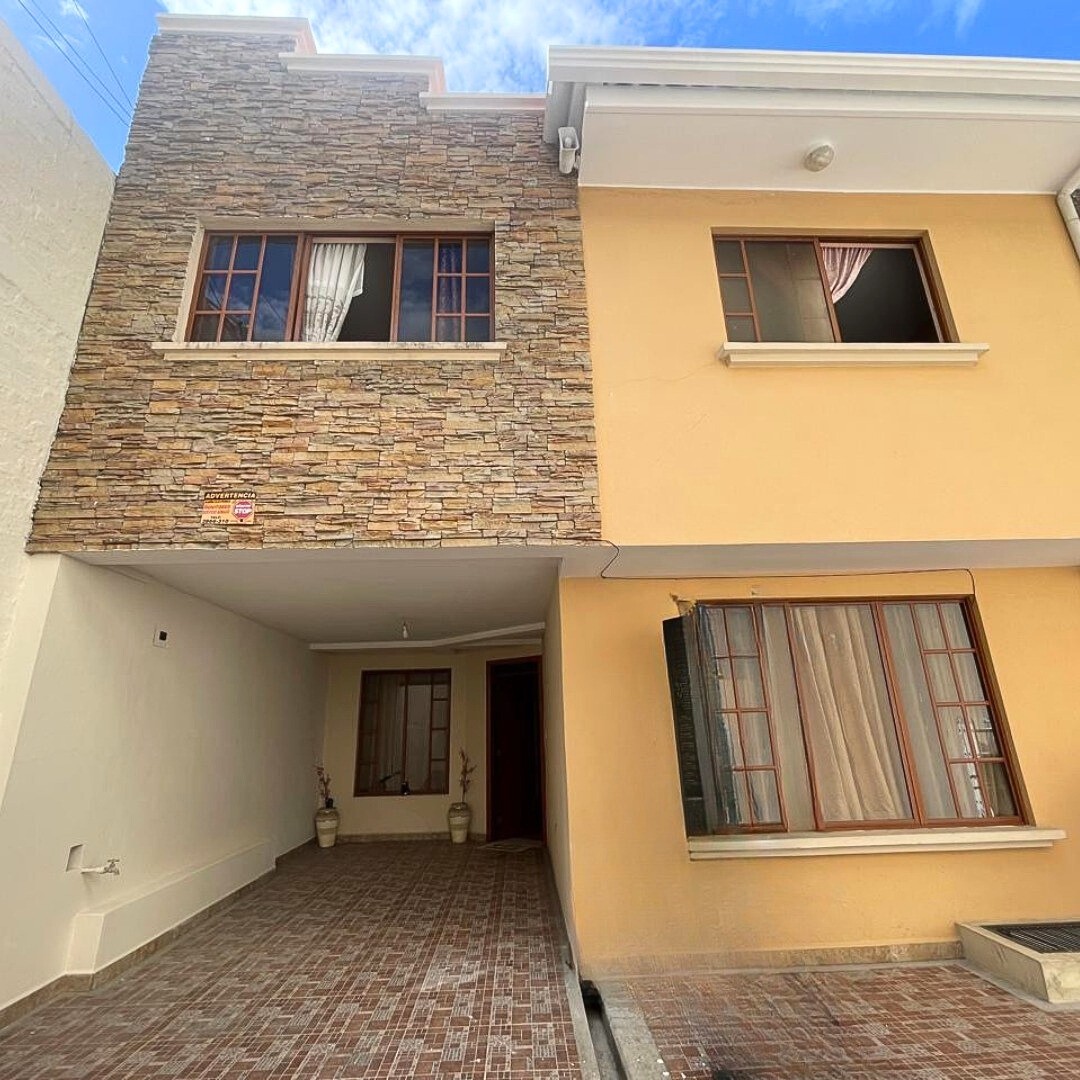 VENTA DE CASA SECTOR WAYRA PLAZA-CUENCA